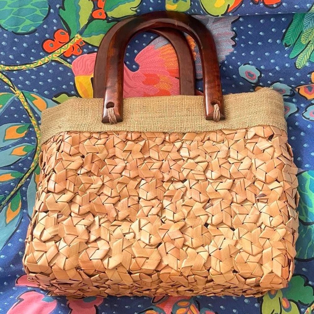Straw woven bag with wooden handles